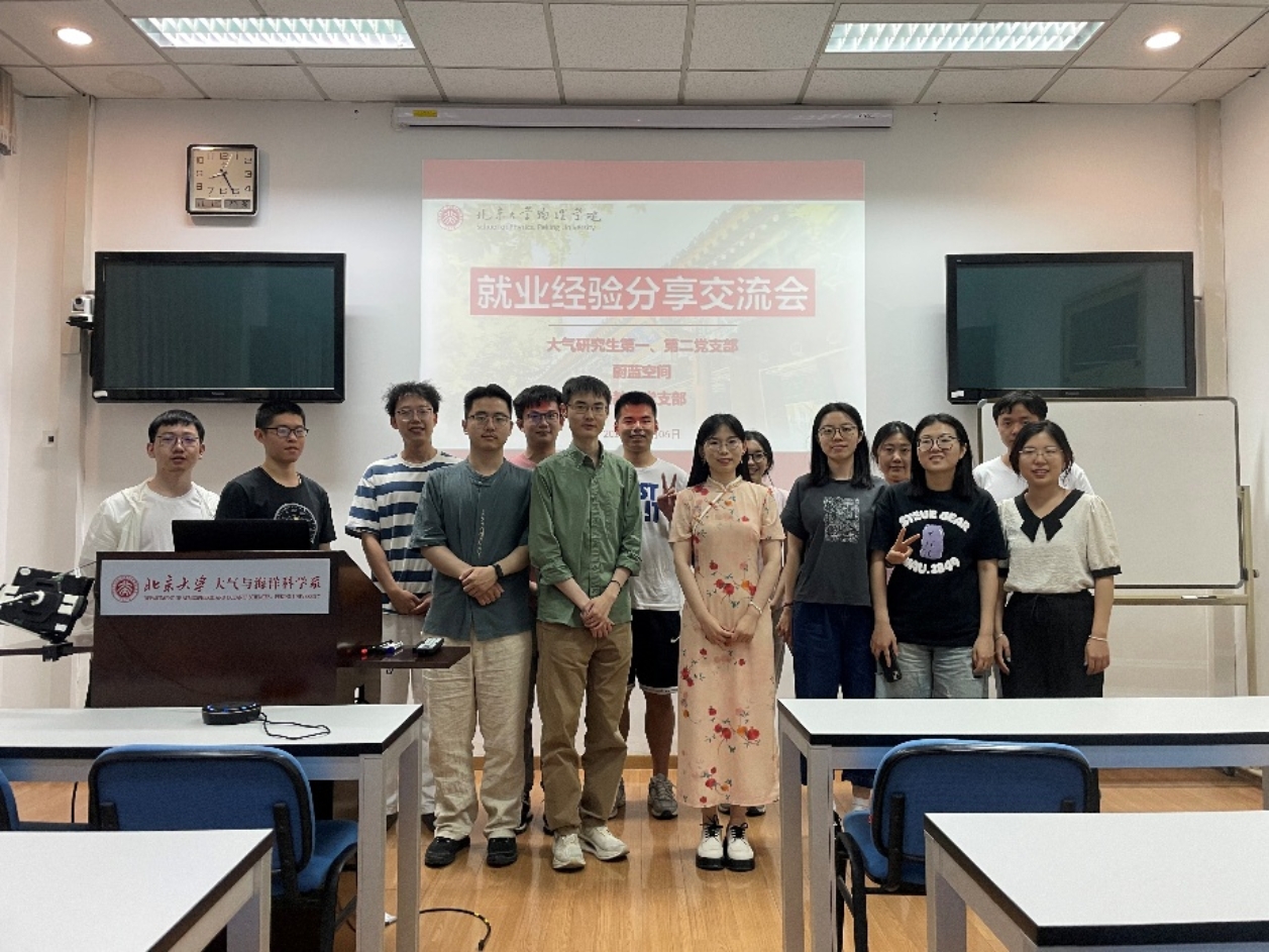 一群人站在厨房里工作
描述已自动生成