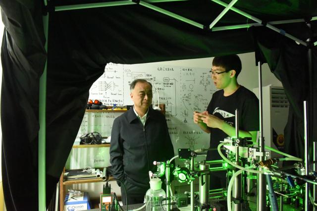 20180430152507700768203708.jpg 图片4-专家参观科研教学设施.jpg