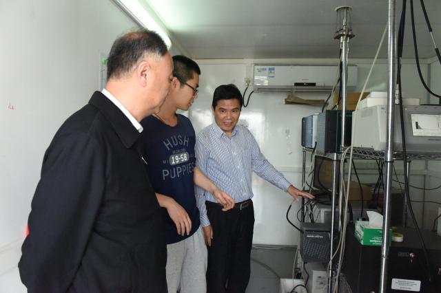 20180430152507701872509759.jpg 图片5-专家参观科研教学设施.jpg